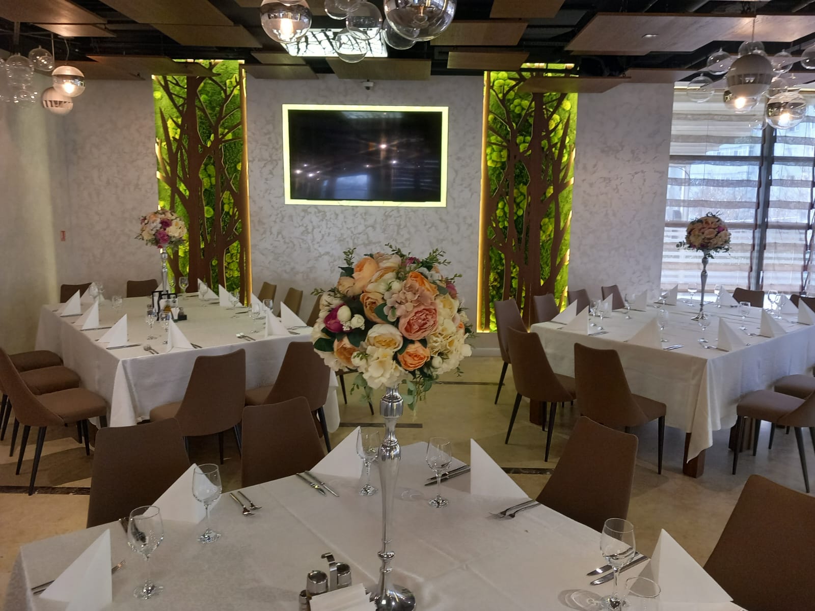 MENIU NUNTA 75 EURO
Sampanie, piscoturi
Fructe, salatini
Gustare rece
Spuma de branza cu rodie -60g
Frigarui din rosii cherry si bocconcino -50g
Rulada de spanac -50g
Galantina de pui -50g
Grisine cu prosciutto -30g
Evantai din muschi file afumat -40g
Cascaval  afumat -40g
Mix de masline -60g
Bastonase din castraveti -50g                                Selectie de branzeturi fine -30g
Peste
File de salau cu sos olandez -250g
Orez salbatic cu sparanghel si piure de morcovi -200g
Cafea
Cafea espresso, cappuccino, ristretto, lapte pentru cafea
Traditional
Sarmalute cu mamaliguta si smantana
Fel principal
Muschi de vita Wellington cu sos brun
Piure de cartofi copti cu Emmentaler
Servicii incluse
Aranjamente florale
Huse scaun
Fete de masa
Optional pachet de bauturi OPEN BAR- 25 euro
Whisky J&B, Johnnie Walker
Vodka Finlandia, Absolut, Smirnoff
Campari Orange
Vin roze Castel Huniade – Recas
Vin alb Feteasca Regala si Riesling
Bauturi racoritoare
Apa plata si apa minerala
Nota: + 10% servicii
