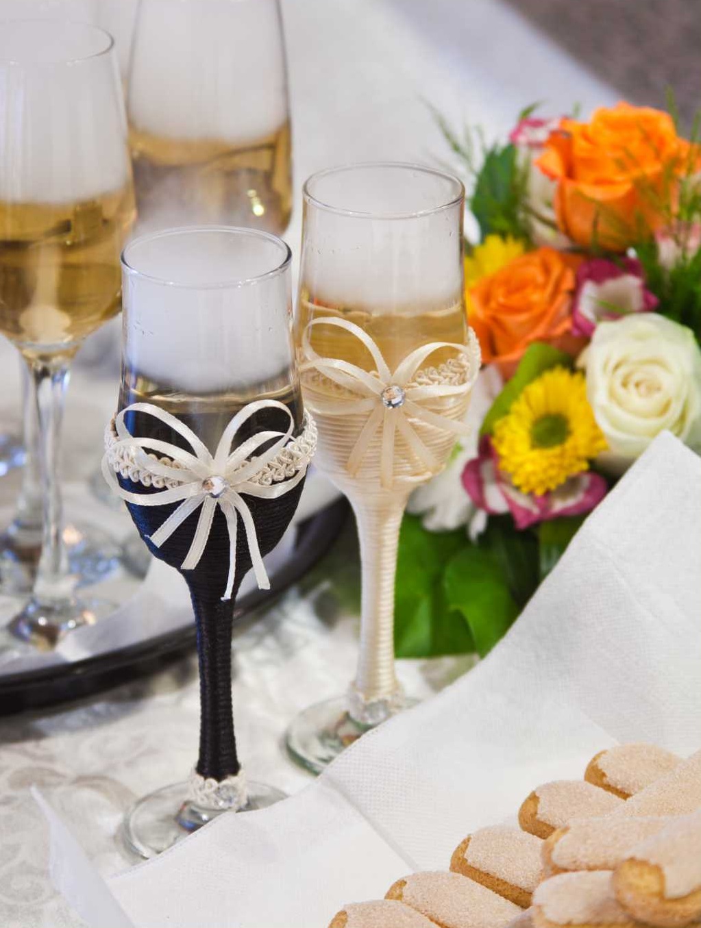 EVENIMENTE ORGANIZATE LA RESTAURANT MARGINENI: NUNTI, BOTEZURI, ANIVERSARI, CUNUNII CIVILE, CORPORATE
Restaurant Margineni va pune la dispozitie doua saloane de evenimente, elegante, cu dotari de ultima generatie: Salon parter capacitate 100 persoane, Salon etaj capacitate 80 persoane!
Preparate fine, pline de culoare si savoare
Meniurile de nunta incep de la 65 euro si includ 4 servicii – gustare, peste, sarmale, friptura – aranjamente florale, aranjamente mese si scaune. Pachetul de bauturi este optional!
MENIURI PERSONALIZATE
Daca nu optati pentru unul din meniurile prezentate, va putem concepe un meniu personalizat in functie de preferinte.
