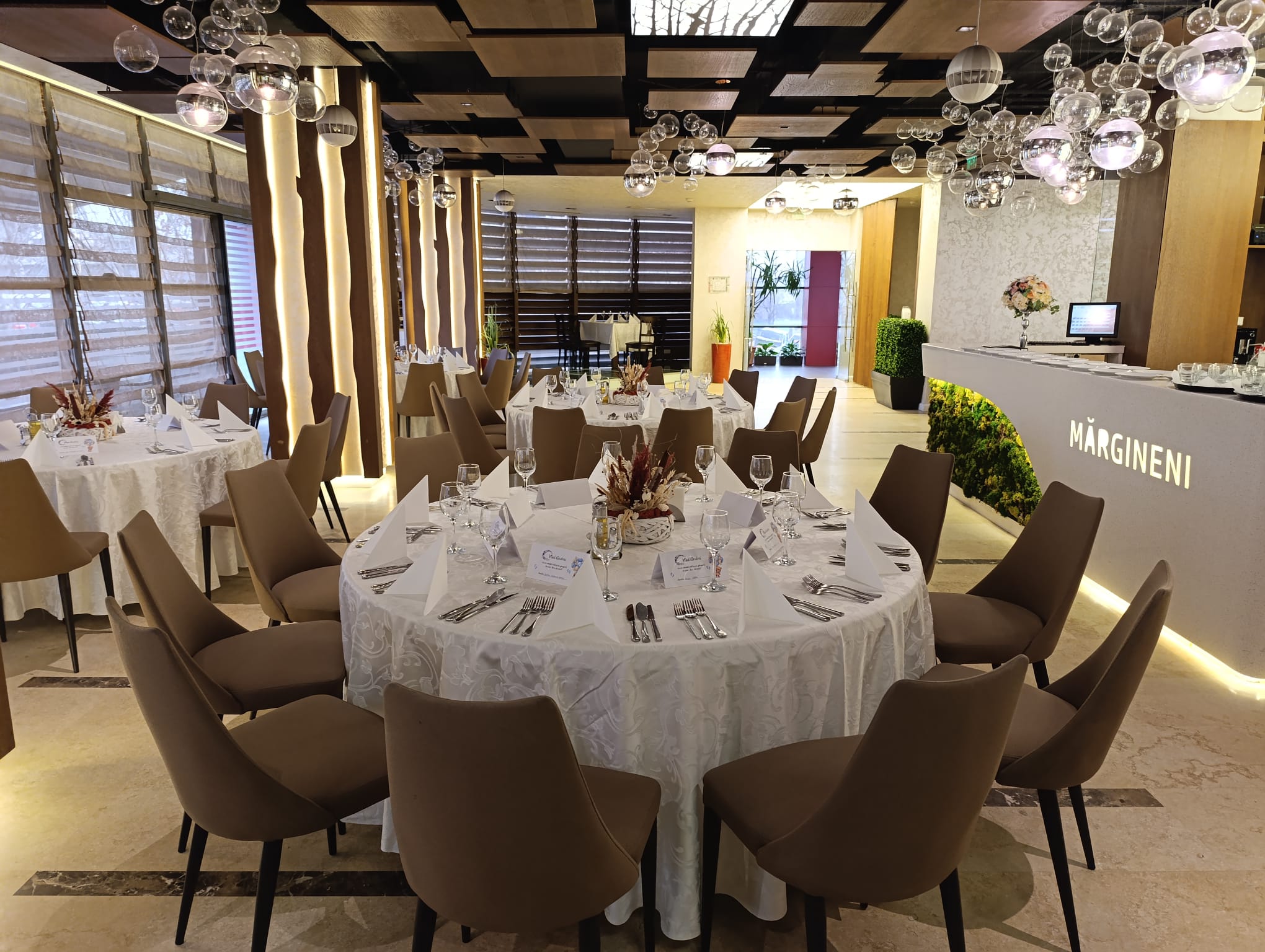 EVENIMENTE ORGANIZATE LA RESTAURANT MARGINENI: NUNTI, BOTEZURI, ANIVERSARI, CUNUNII CIVILE, CORPORATE
Restaurant Margineni va pune la dispozitie doua saloane de evenimente, elegante, cu dotari de ultima generatie: Salon parter capacitate 100 persoane, Salon etaj capacitate 60 persoane!
MENIURI PERSONALIZATE
Daca nu optati pentru unul din meniurile prezentate, va putem concepe un meniu personalizat in functie de preferinte.
