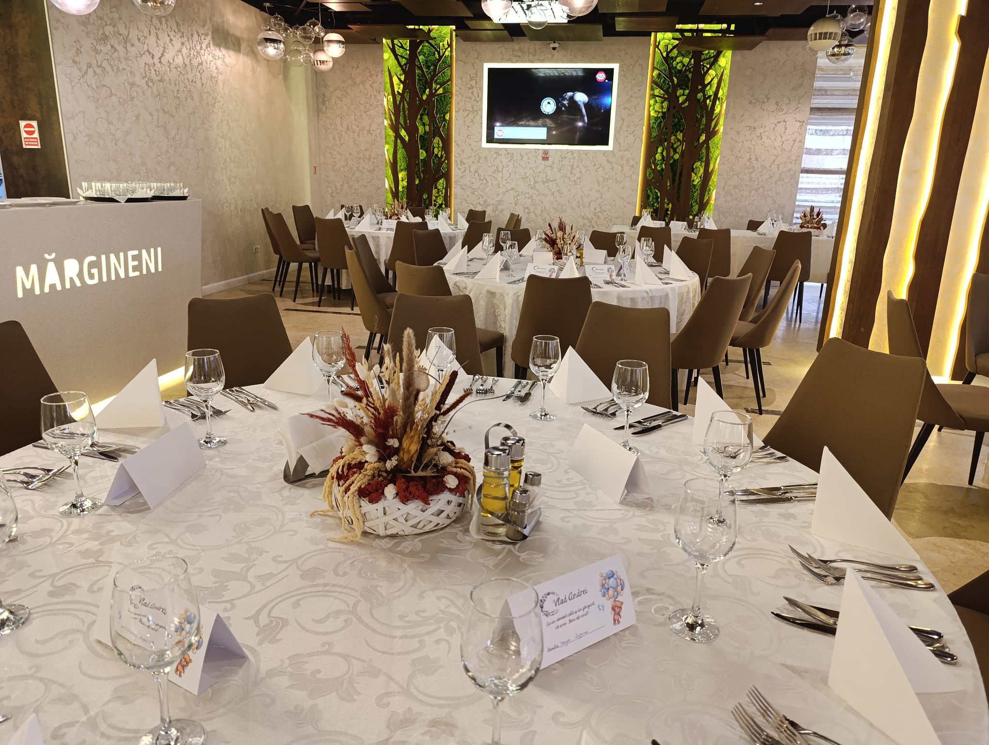 MENIU NUNTA 70 EURO
Sampanie, piscoturi
Fructe, salatini
Gustare rece
Salata San Francisco -70g
Pate de casa cu bacon -50g
Dobos mozaic -50g
Rulada Florentina -50g
Frigarui cu rosii cherry si zotarella -70g
Chiftelute cu susan -40g
Rulou din sunca cu salata de cruditati -60g
Cups cu spuma de branza -100g
Masline verzi cu gogosar -40g
Selectie branzeturi -30g
Peste
File de somon, file de dorada -250g
Sote de legume si sparanghel -200g
Cafea
Cafea espresso, cappuccino, ristretto, lapte pentru cafea
Traditional
Sarmalute cu mamaliguta si ardei iute
Fel principal
Ceafa de porc la cuptor
Rulada de pui
Cartofi frantuzesti
Salata Coleslaw
Servicii incluse
Aranjamente florale
Huse scaun
Fete de masa
Optional pachet de bauturi OPEN BAR– 25 euro
Whisky J&B, Johnnie Walker
Vodka Finlandia, Absolut, Smirnoff
Campari Orange
Vin roze Castel Huniade – Recas
Vin alb Feteasca Regala si Riesling
Bauturi racoritoare
Apa plata si apa minerala
Nota: + 10% servicii
